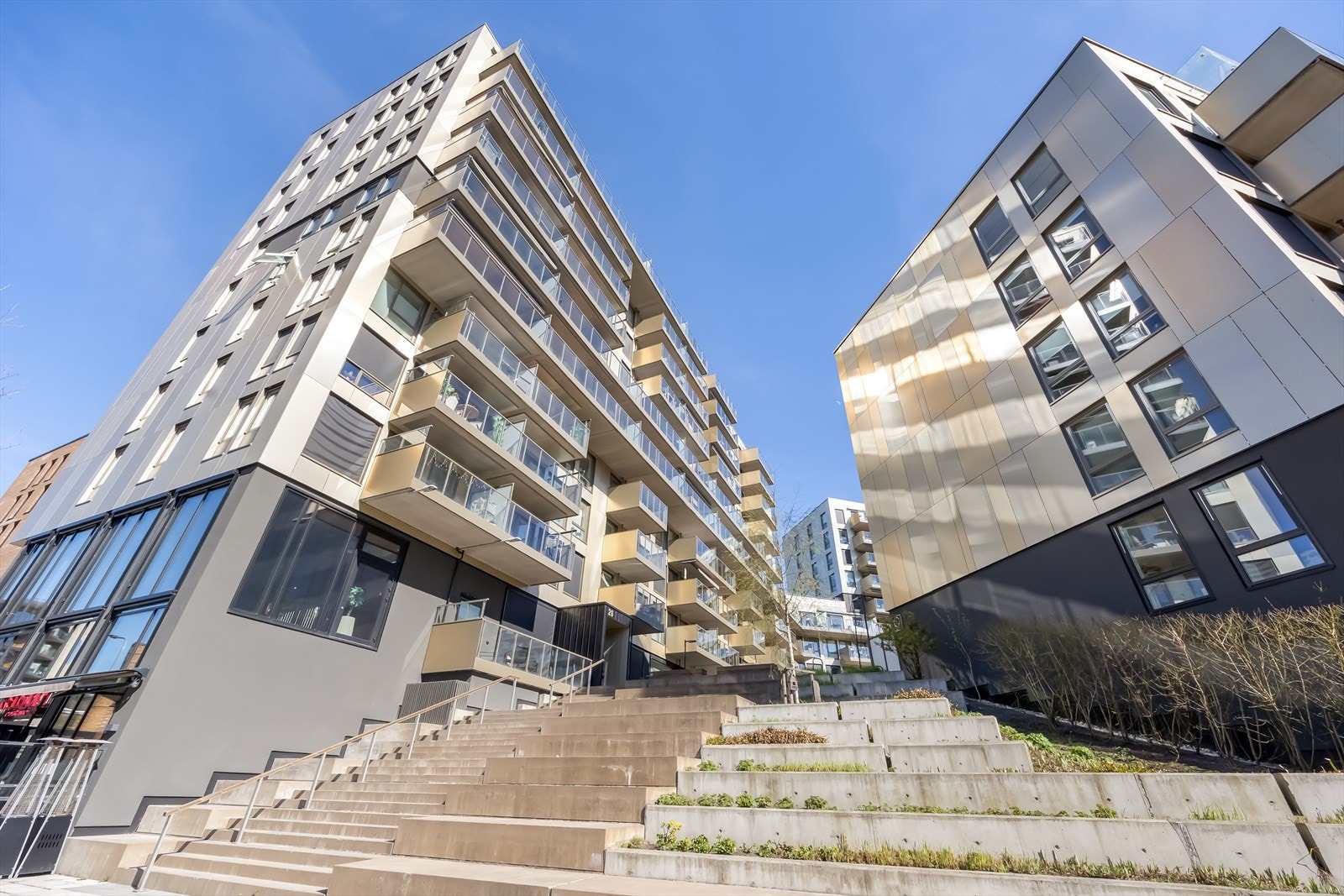Moderne boligbygg oppført i 2020, med heisadkomst til etasjeplan. Galleribilde