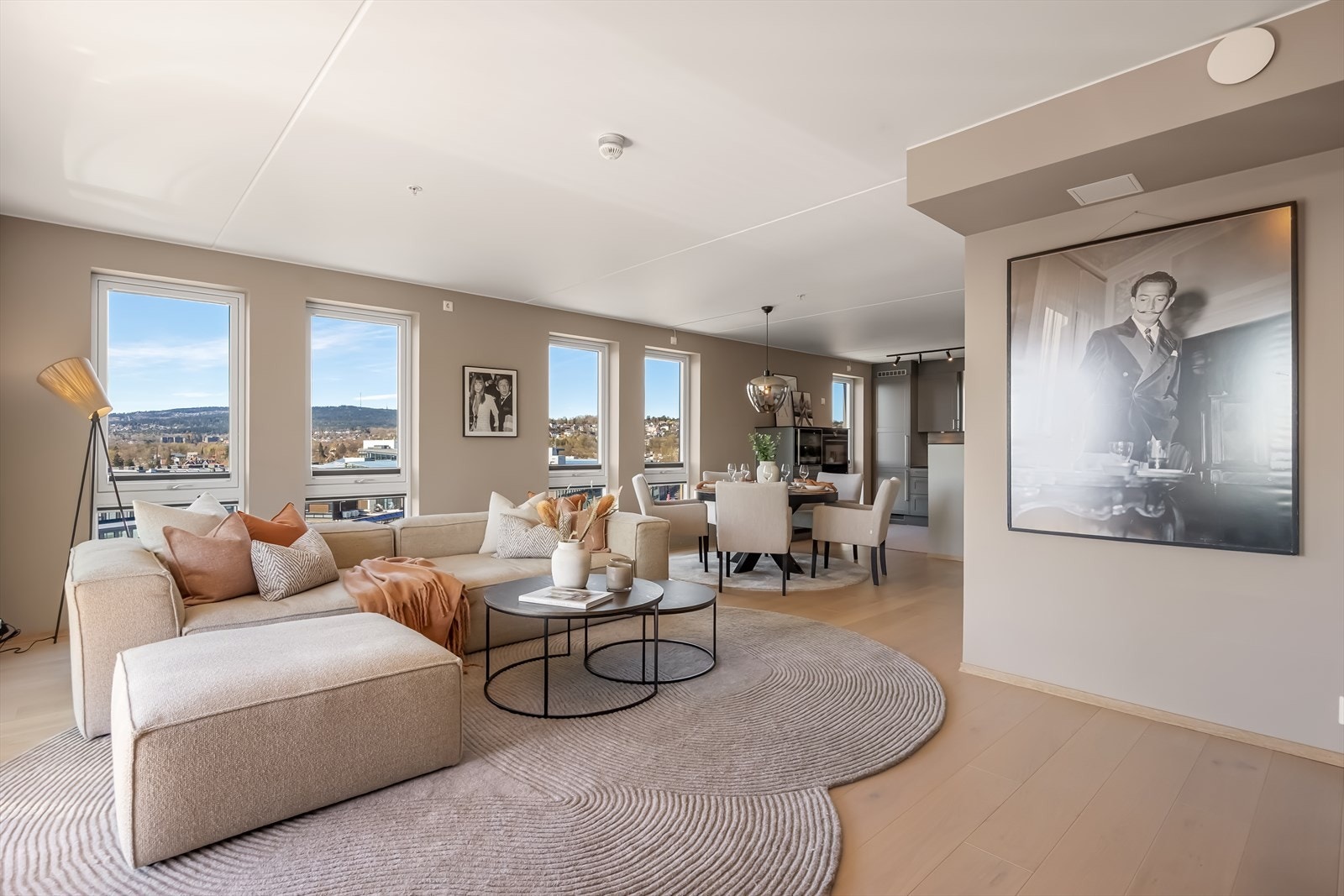 Stuen er romslig og lett å møblere, med en naturlig plassering av både sofagruppe og spisebord. Galleribilde