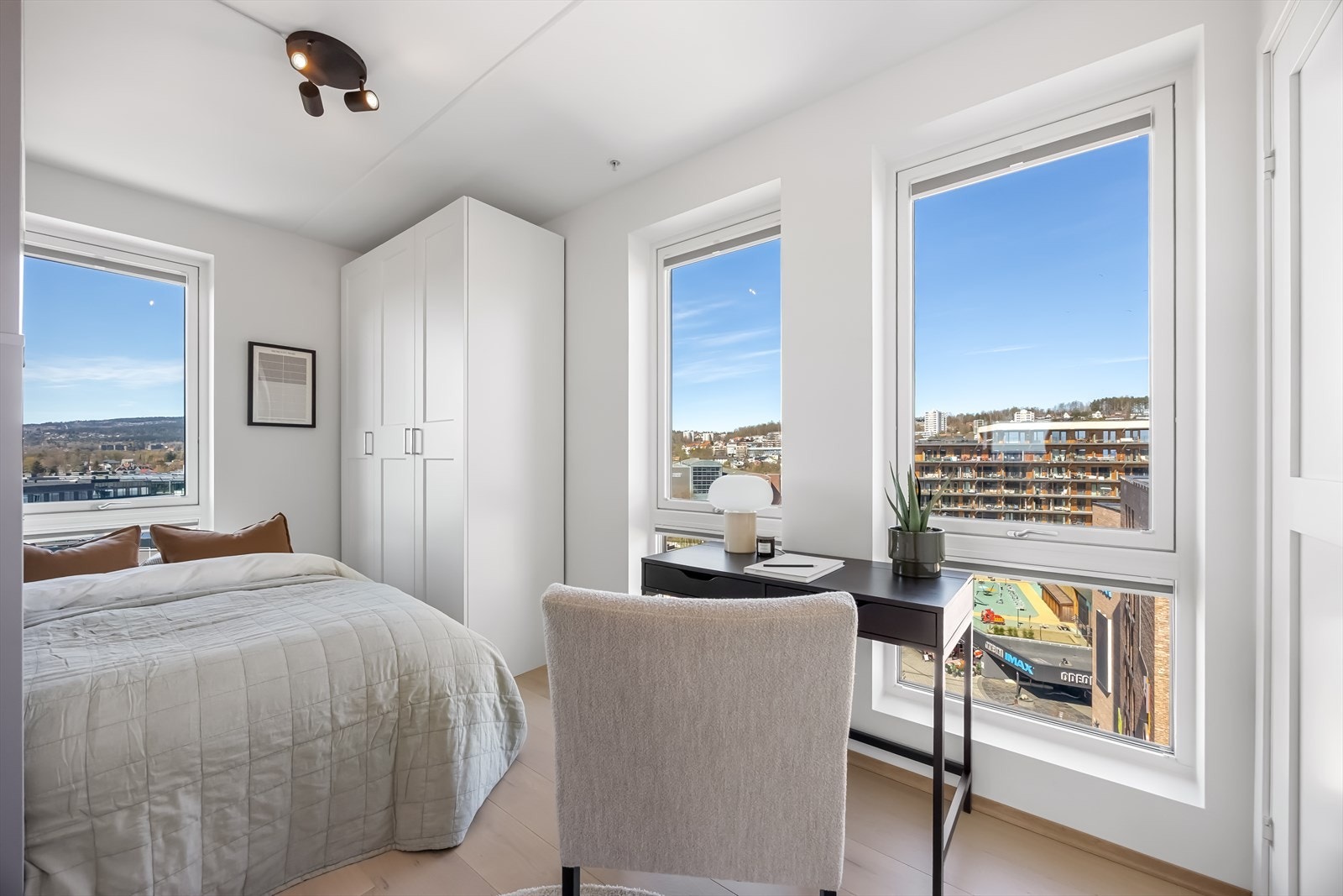 Soverom 2 er også av god størrelse, med plass til både seng, garderobe og en arbeidsplass ved vinduet. Galleribilde