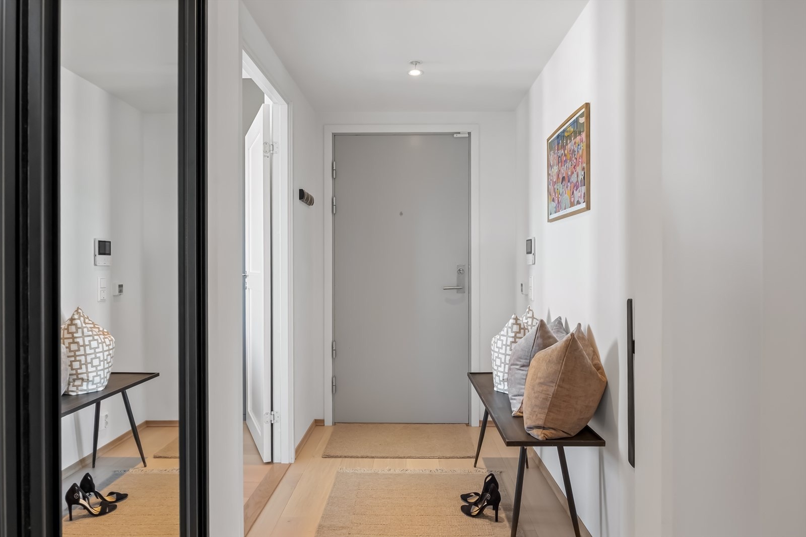 Det første som møter deg når du kommer inn er en entré/gang med plass til sko og yttertøy i en praktisk skyvedørsgarderobe med speilfronter. Det er parkett på gulv og downligts i taket. Galleribilde