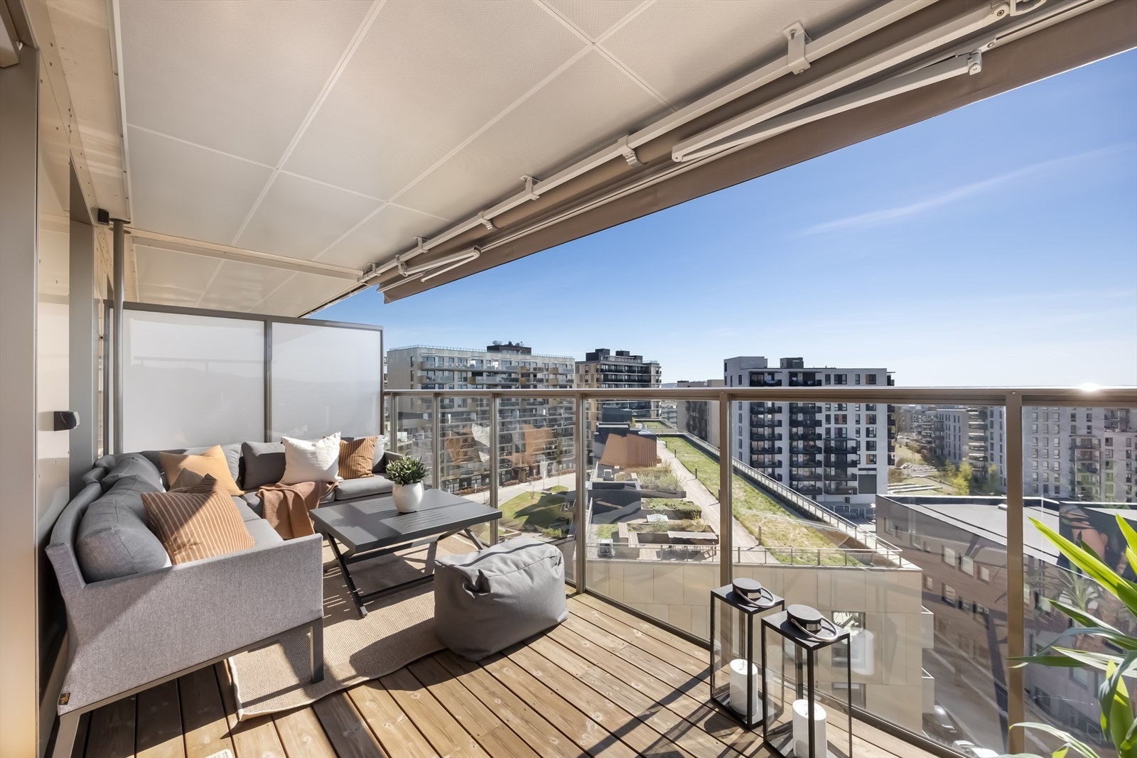 Balkongen har god plass til både sittegruppe og grill. Galleribilde