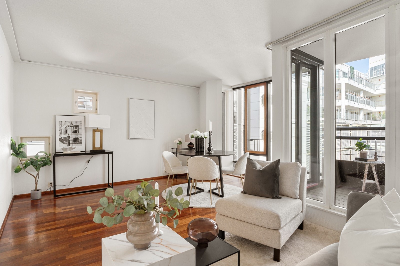 Her er det plass til en romslig sofagruppe kombinert med spisebord - ideelt for både rolige kvelder og sosiale sammenkomster i stilfulle omgivelser. Galleribilde