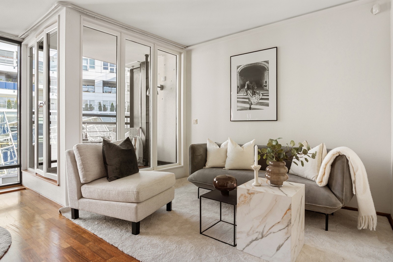 Stuen er et lyst og sofistikert oppholdsrom hvor store vindusflater slipper lyset generøst inn og skaper en luftig, eksklusiv atmosfære. Galleribilde
