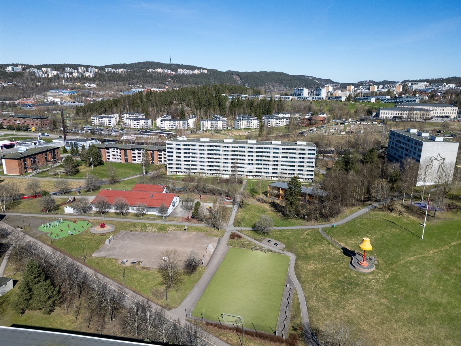 Boligen har en sentral og attraktiv beliggenhet på Haugenstua, øverst i Groruddalen nord i Oslo. Her bor du med kort vei til både togstasjon og et variert utvalg av forretninger, noe som gjør hverdagen både enkel og effektiv. Galleribilde