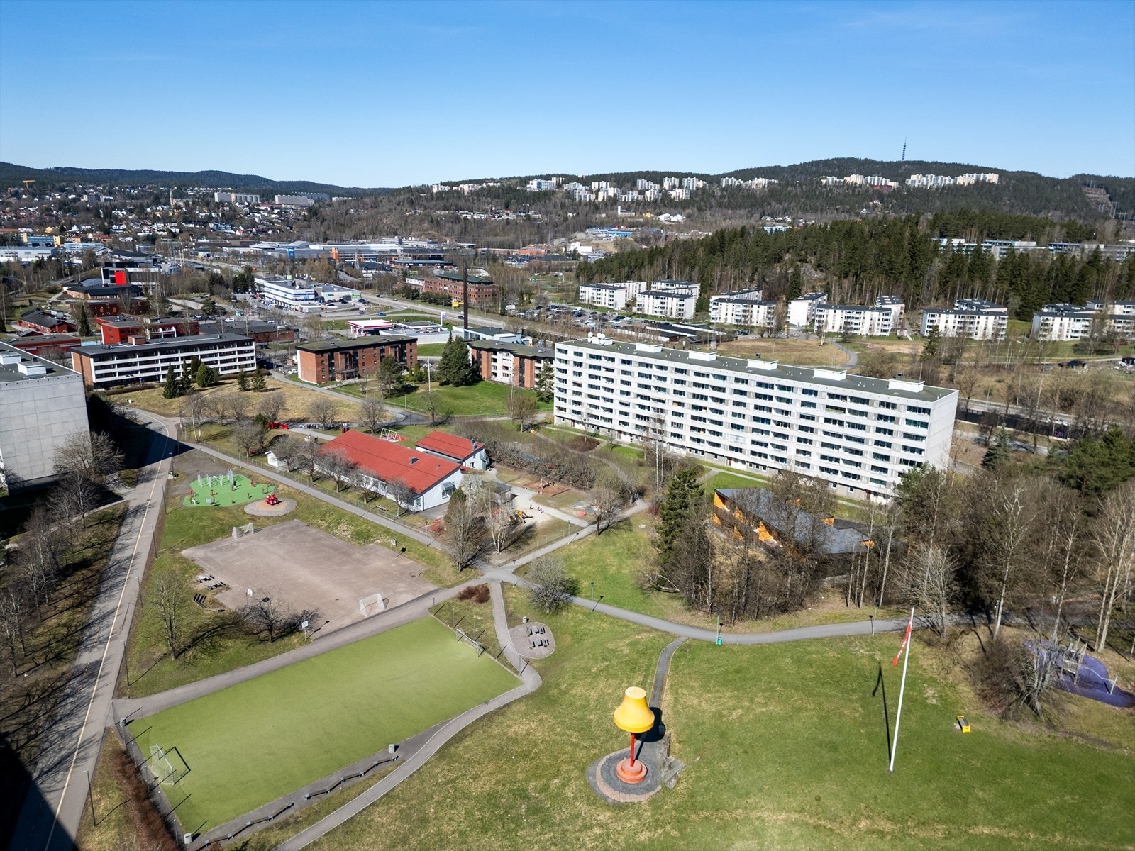 Borettslaget byr på grønne omgivelser med flotte, opparbeidede fellesarealer. Her finner du hyggelige parkgrupper og parsellhager som gir gode muligheter for avslapning og sosialt samvær. Galleribilde