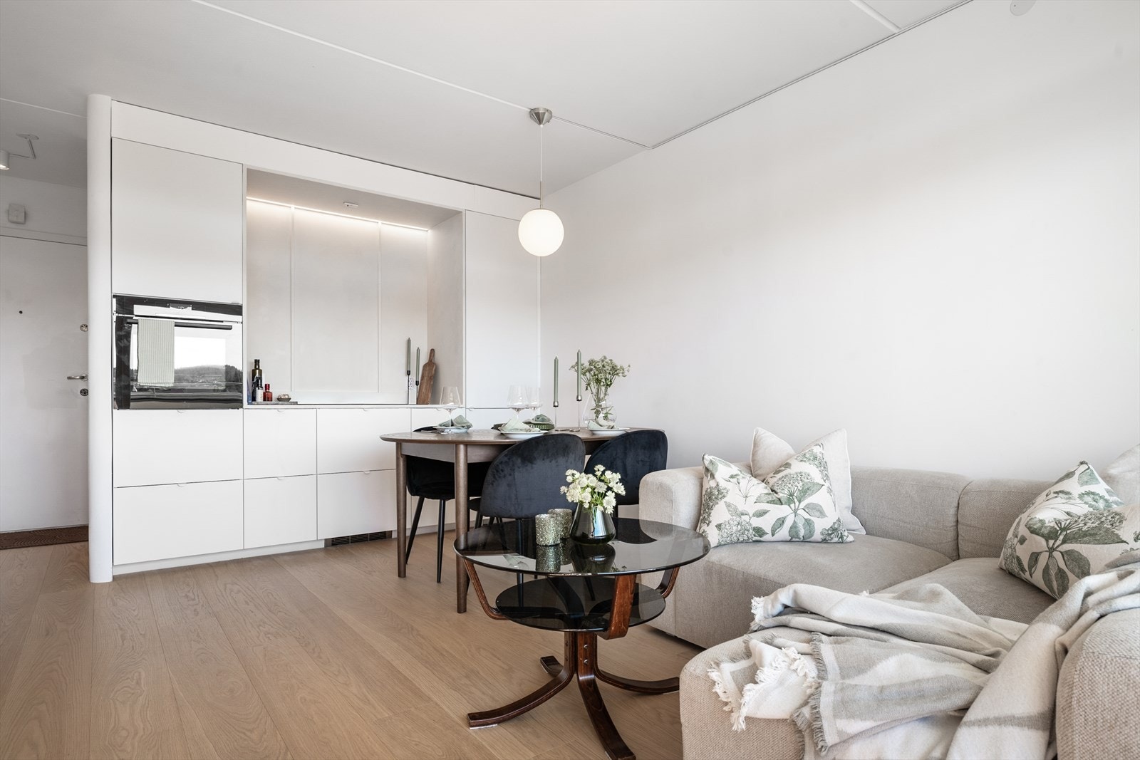 Stuen ligger i en åpen løsning mot kjøkkenet, noe som skaper et luftig og sosialt oppholdsrom - perfekt for både hverdagsliv og hyggelige sammenkomster. Galleribilde