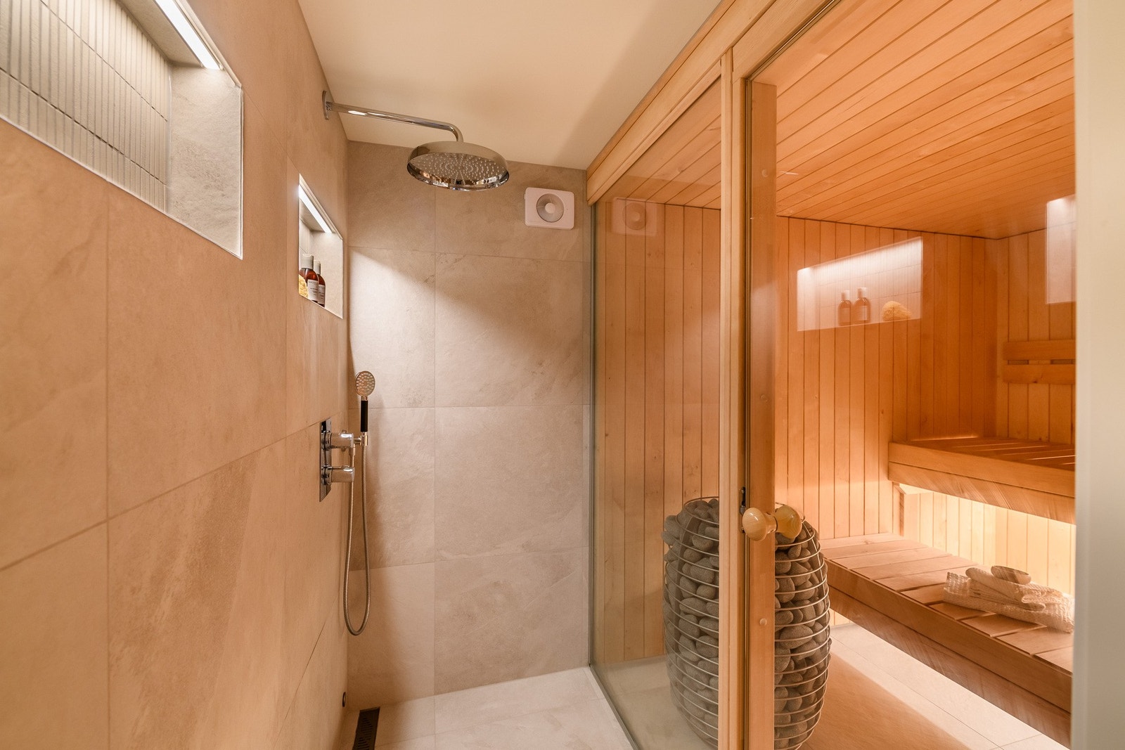 I kjelleren finner du en spa-avdeling, totalrenovert av nåværende eier. Galleribilde