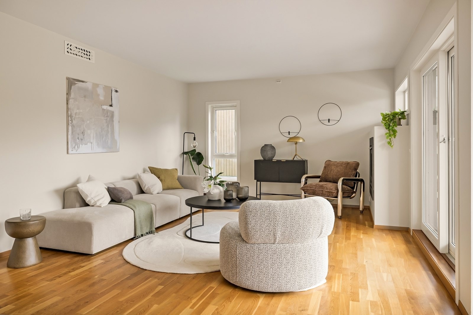 - Leiligheten har et BRA-i på 96 m² og inneholder entré, gang, stue/kjøkken, to soverom, omkledningsrom, to bad og vaskerom - Galleribilde