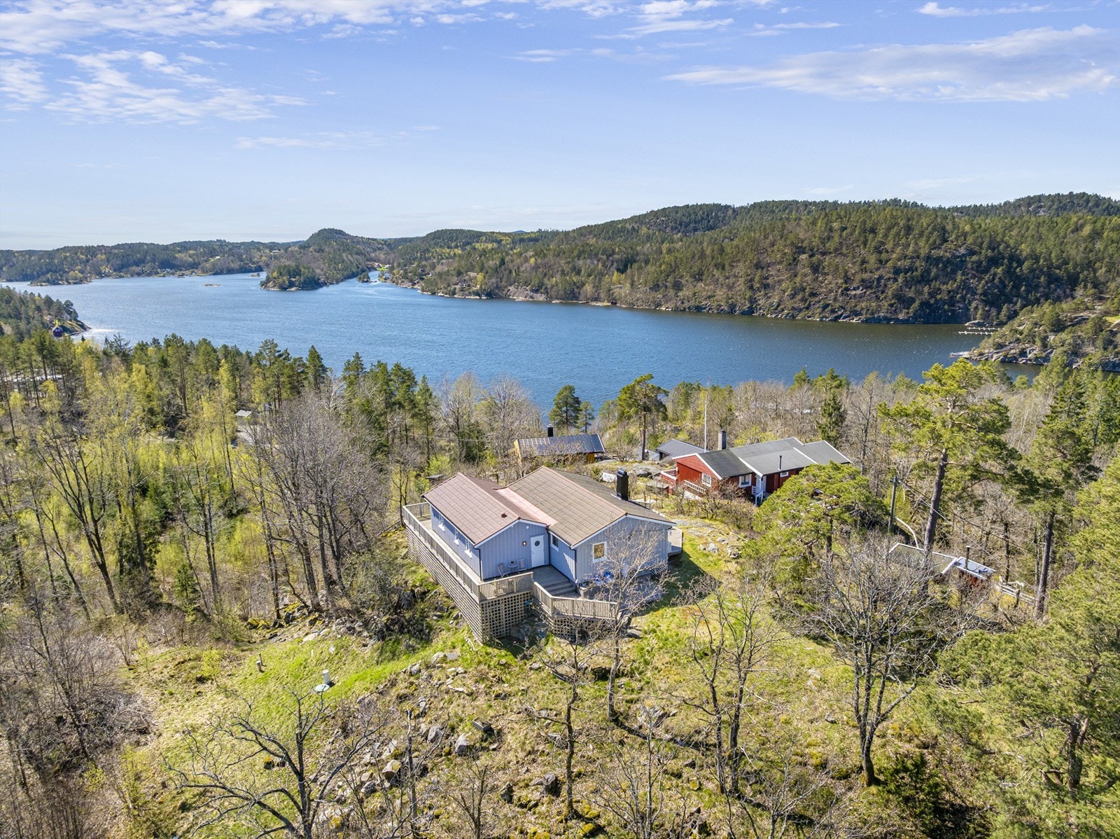 Tverrdalsøya er et ferieparadis. Det er bilvei og parkering til eiendommen like nedenfor. Galleribilde