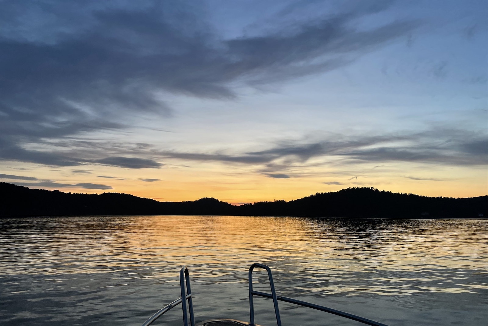 En båttur i solnedgangen kan anbefales, enten oppdagelsesferd i skjærgården eller for en handletur i Arendal eller Tvedestrand. Galleribilde