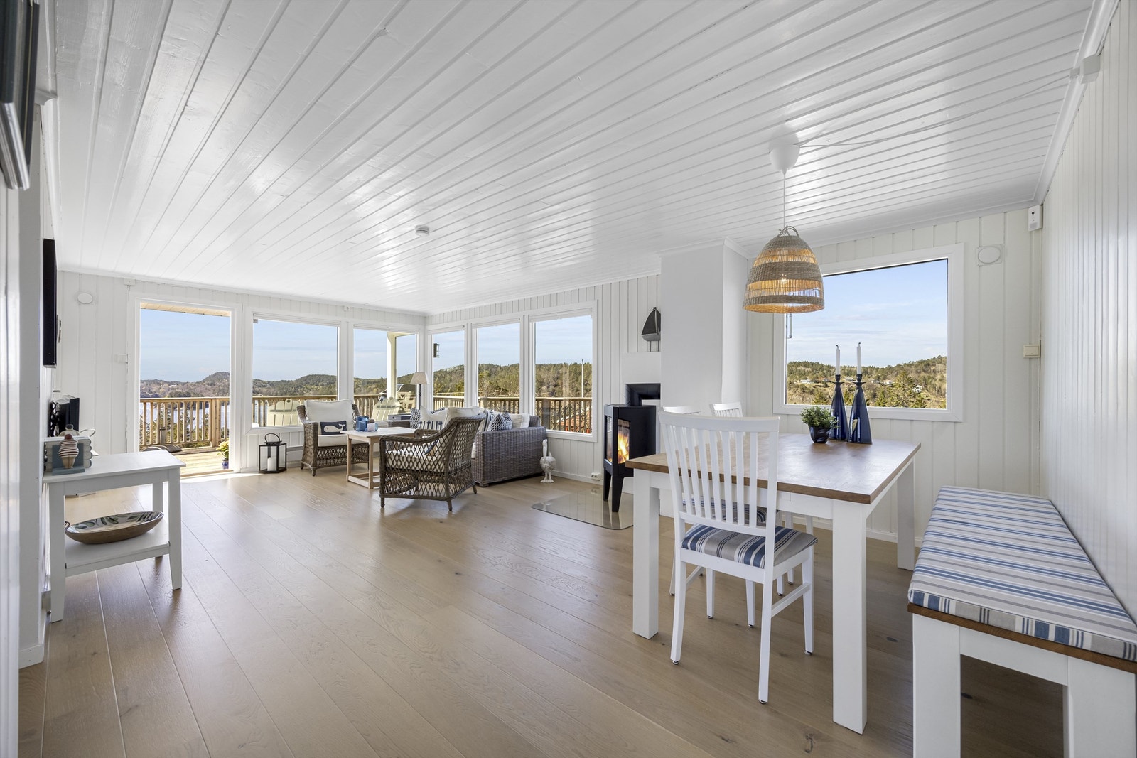 Stuen og spisestuen er et lyst og åpent oppholdsrom med plass til flere soner. Galleribilde