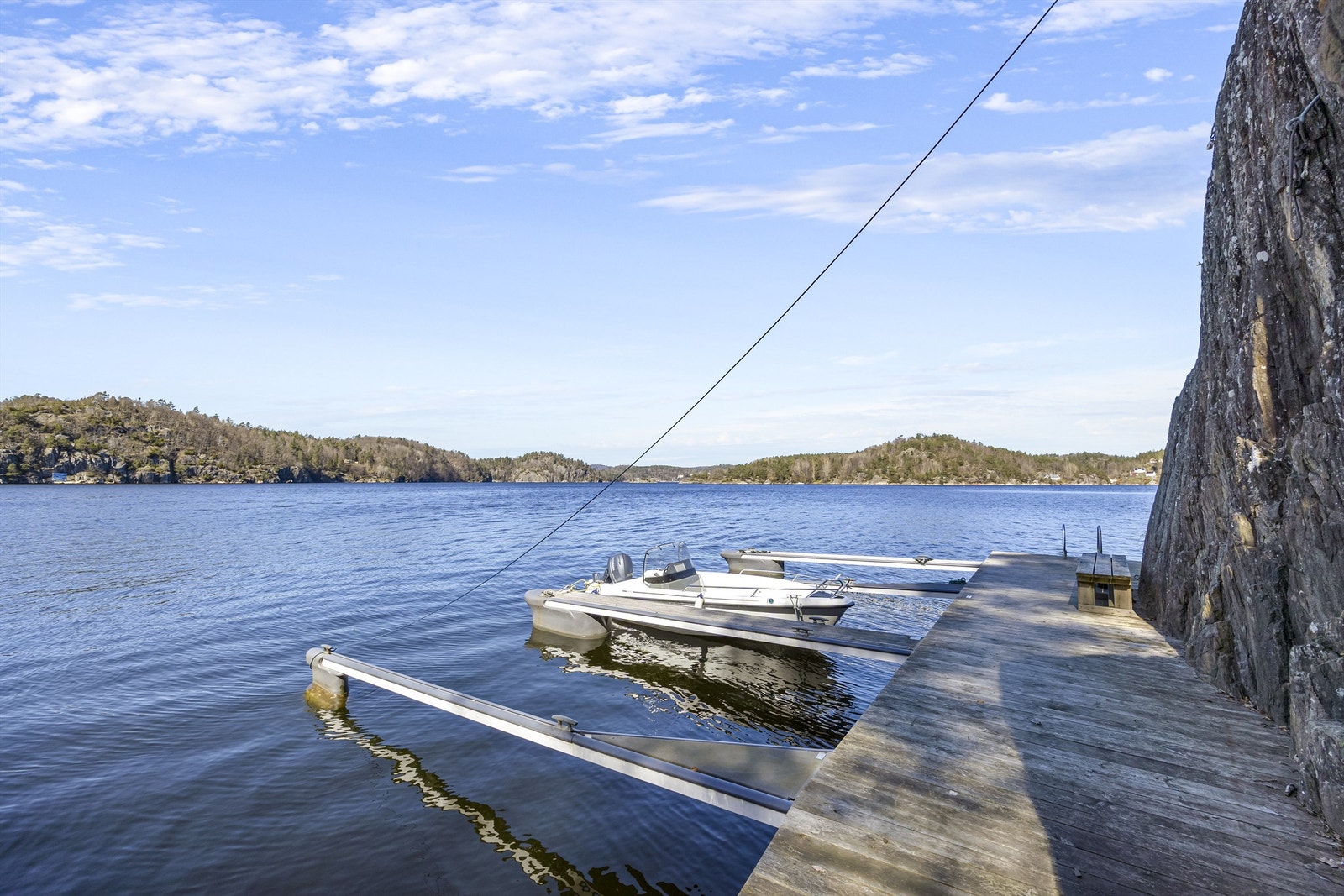 Med tinglyst rett til båtplass ved et solid bryggeanlegg, ligger Sørlandsskjærgården åpen for deg - ca. 200 meter fra hytta. Galleribilde