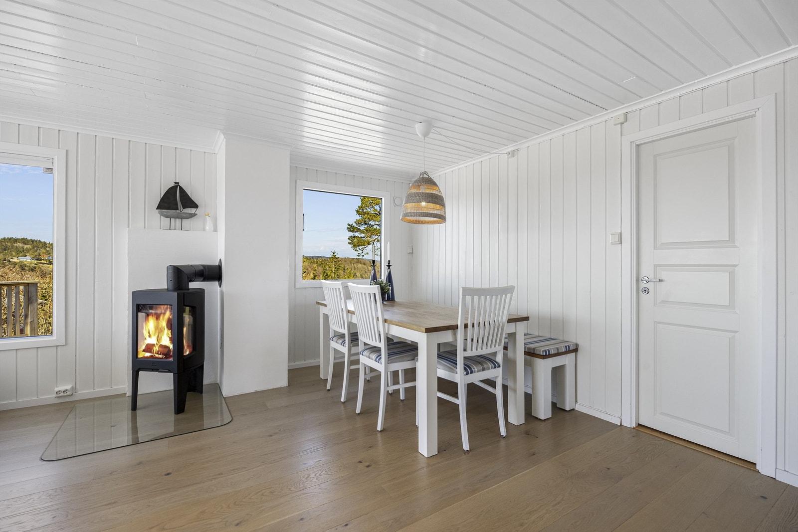 En moderne peisovn fra 2020 gir både varme og hygge på kjølige kvelder. Galleribilde