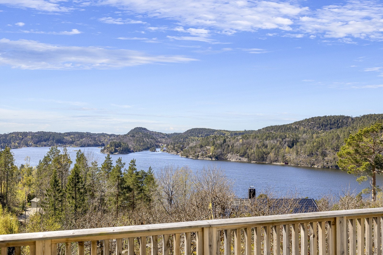 Fra eiendommen er det sjøutsikt til både Oksefjorden og Eikelandsfjorden. Galleribilde