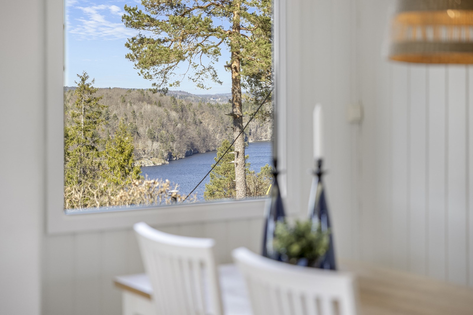 Utsikten kan nytes fra flere av hyttas rom. Galleribilde