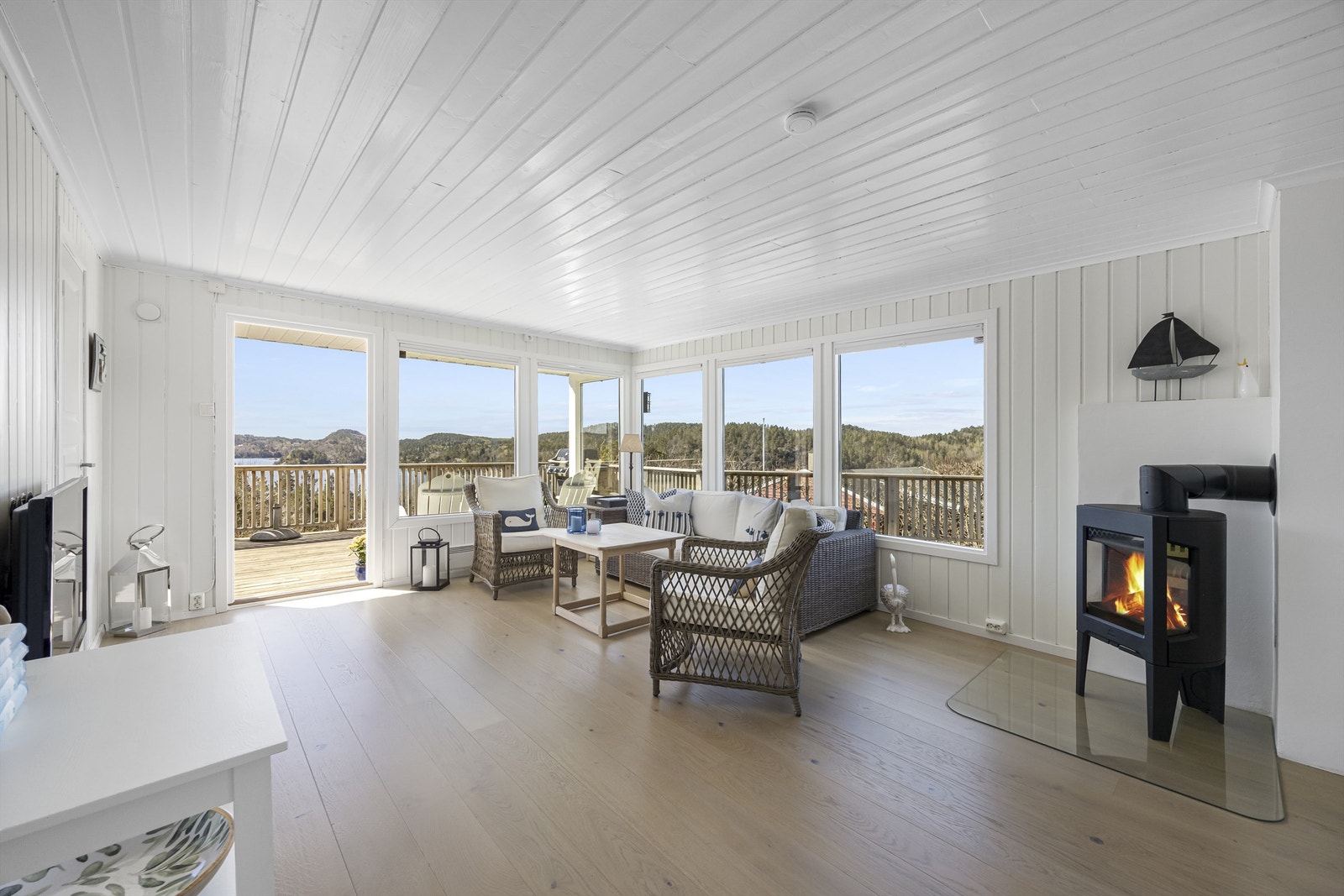 De store vindusflatene rammer inn utsikten mot Eikelandsfjorden og Oksefjorden, og gir rikelig med naturlig lys. Galleribilde