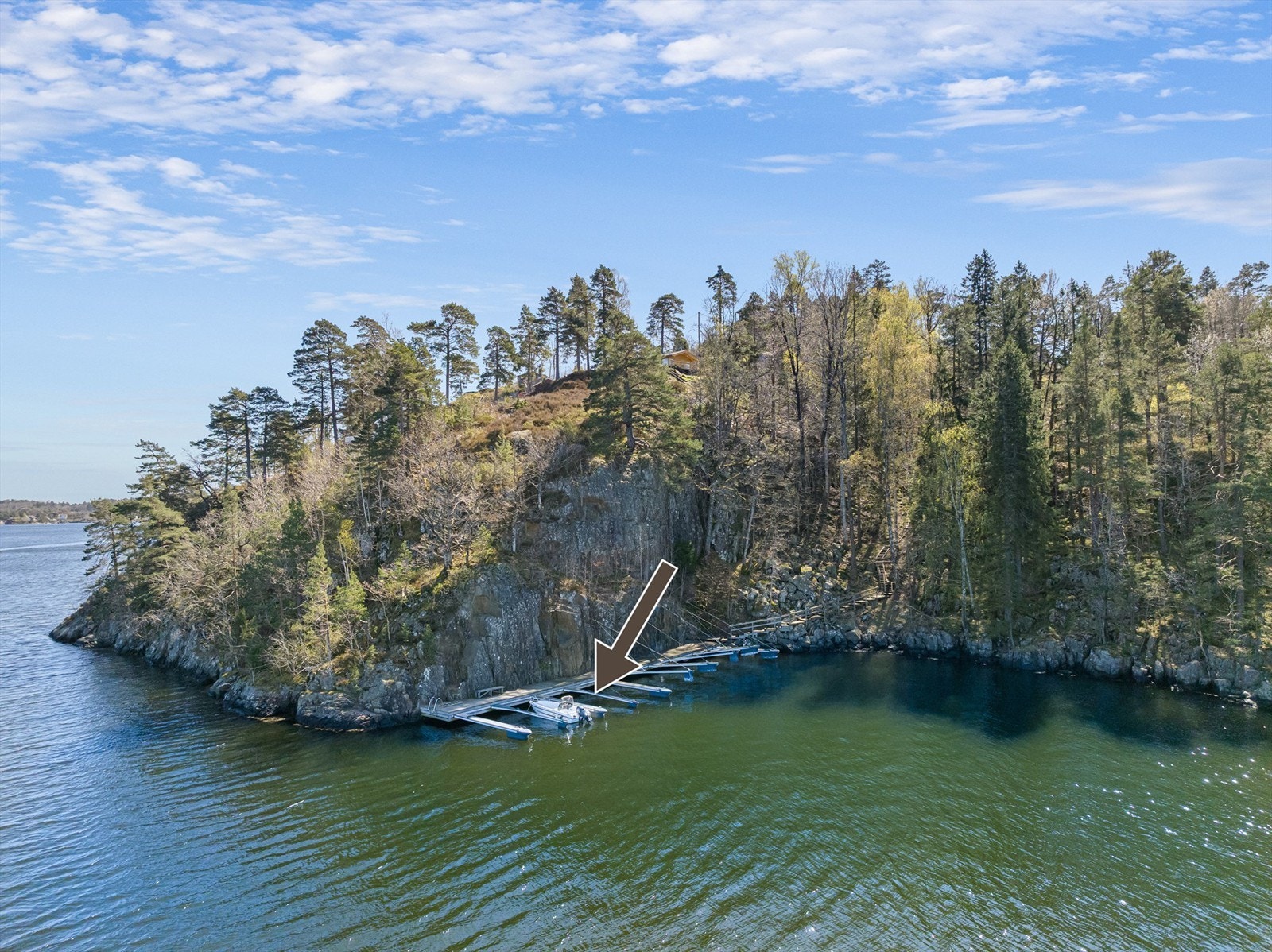 Bryggeanlegget ligger skjermet til, ca. 200 meter fra hytta. Galleribilde