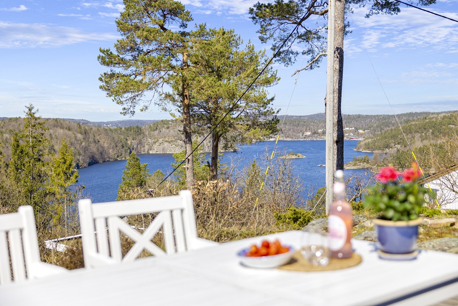 Utsikten over Eikelandsfjorden er et vakkert skue året rundt. Galleribilde