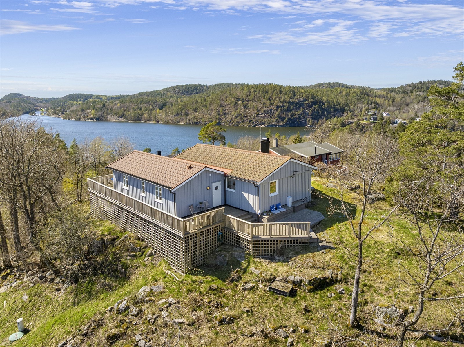 Hytta ligger høyt og fritt på toppen. Galleribilde