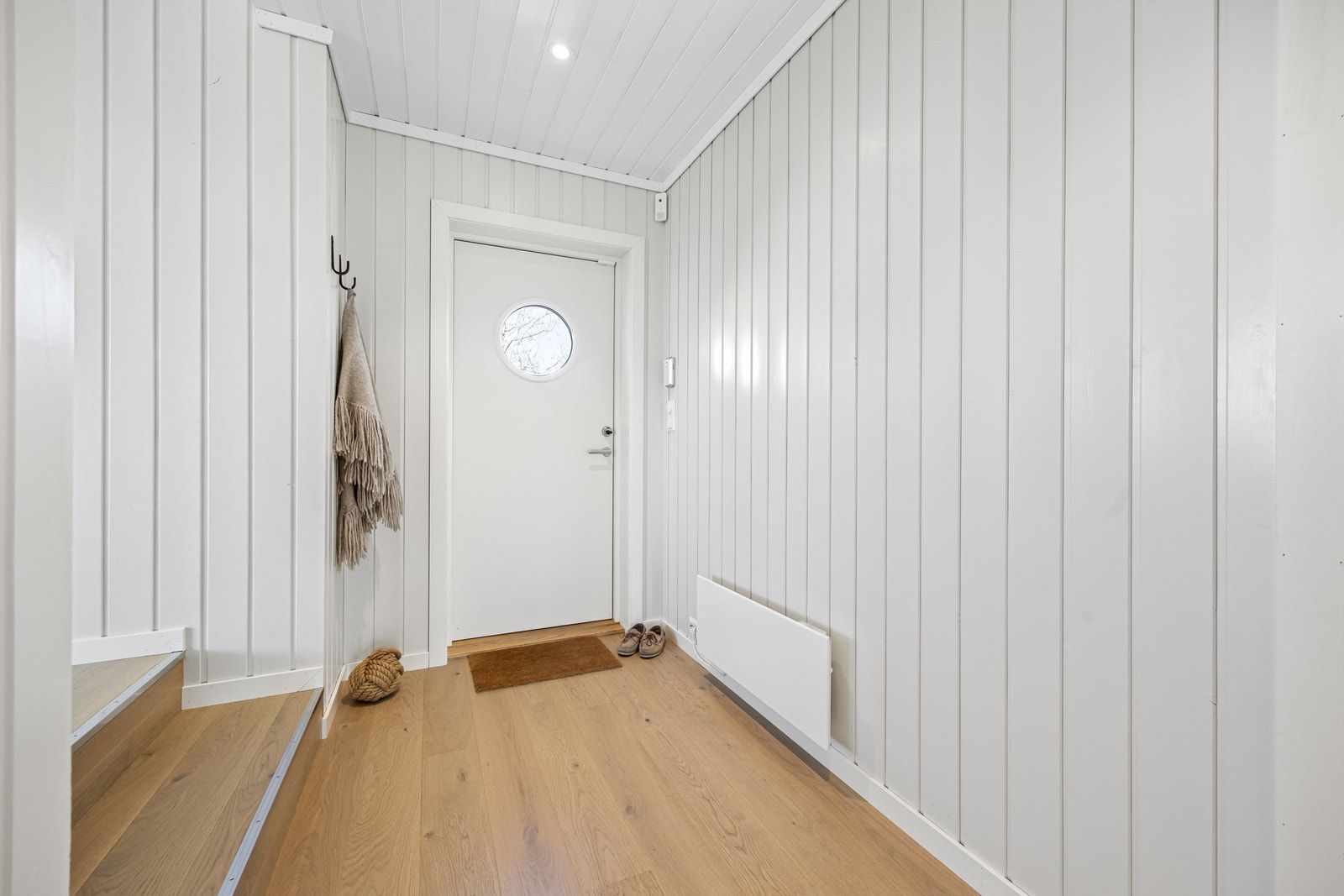 Inngangspartiet i tilbygget fra 2021. Ytterdøren har trelags glass fra 2020. Galleribilde