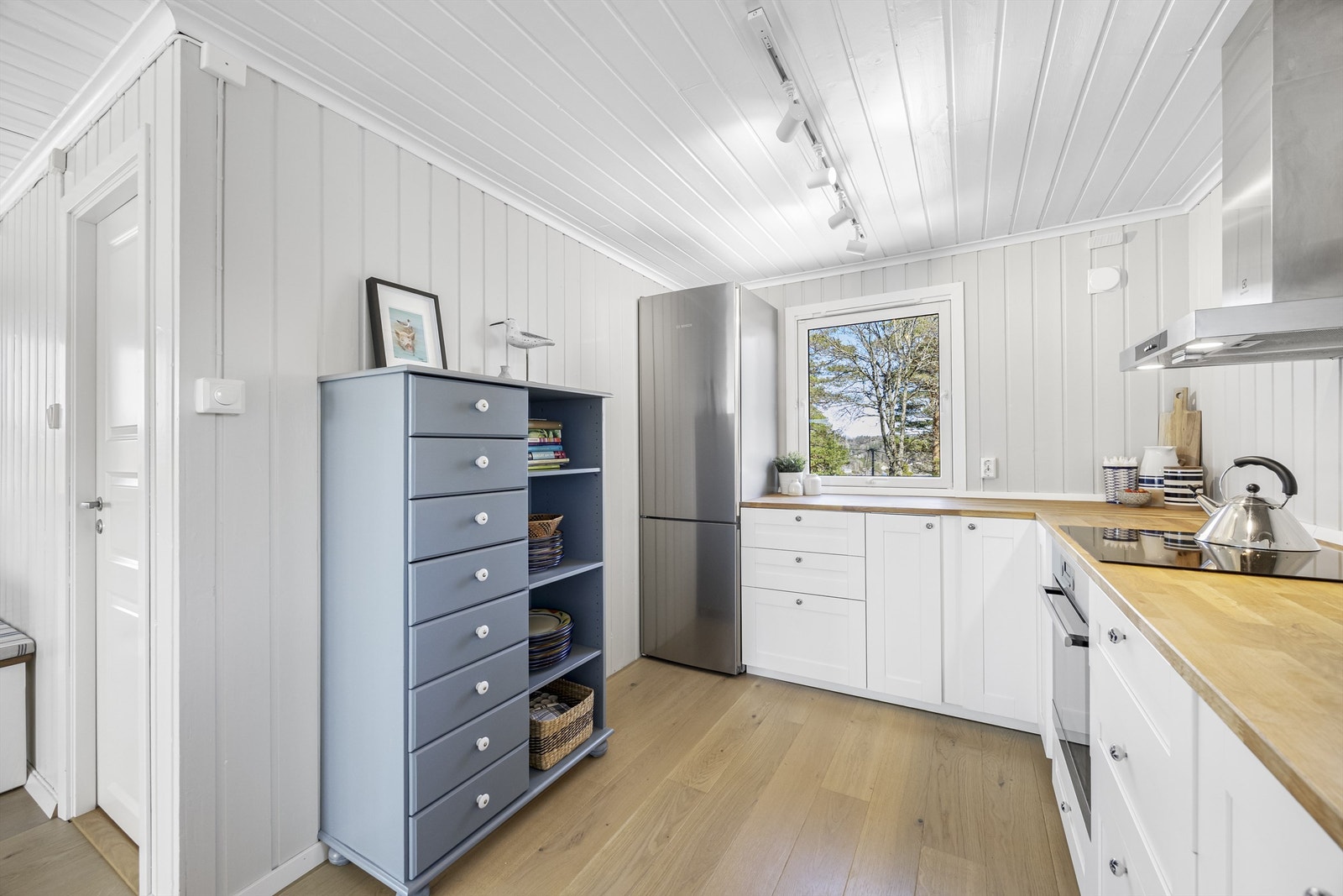 Kjøl/frys og oppvaskmaskin fra 2019/2020 medfølger handelen. Galleribilde