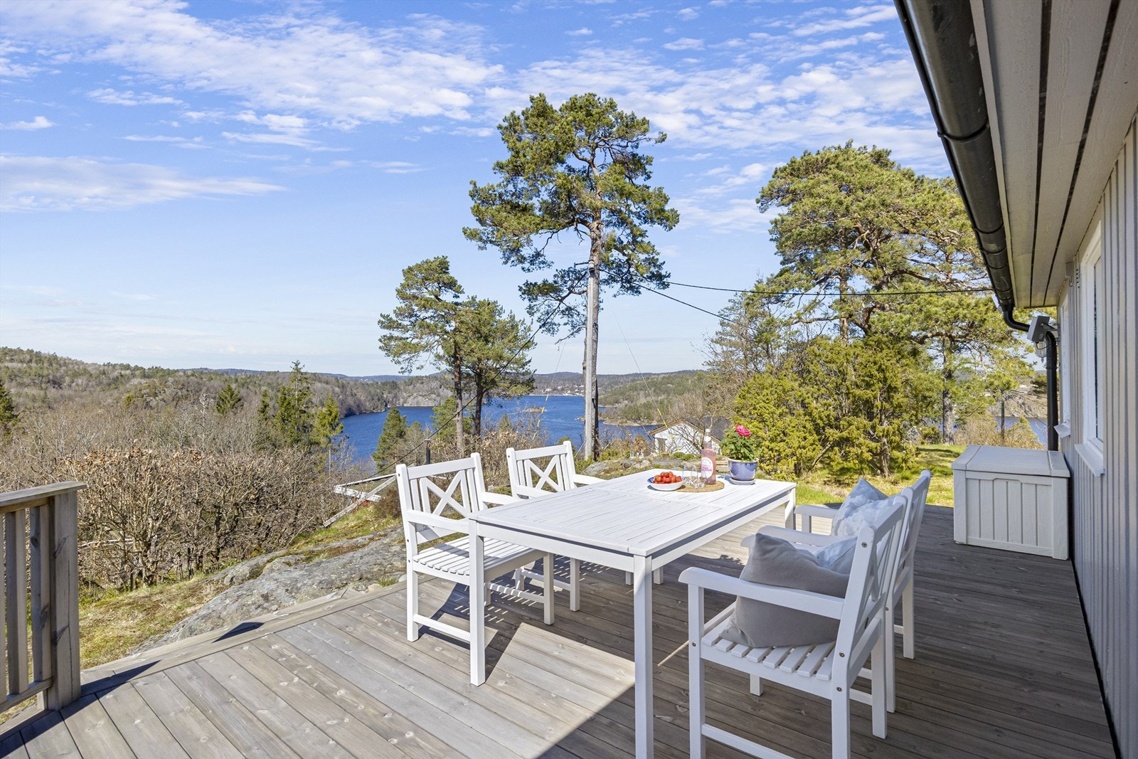 Nyt morgenkaffen med utsikt over landskapet. Galleribilde