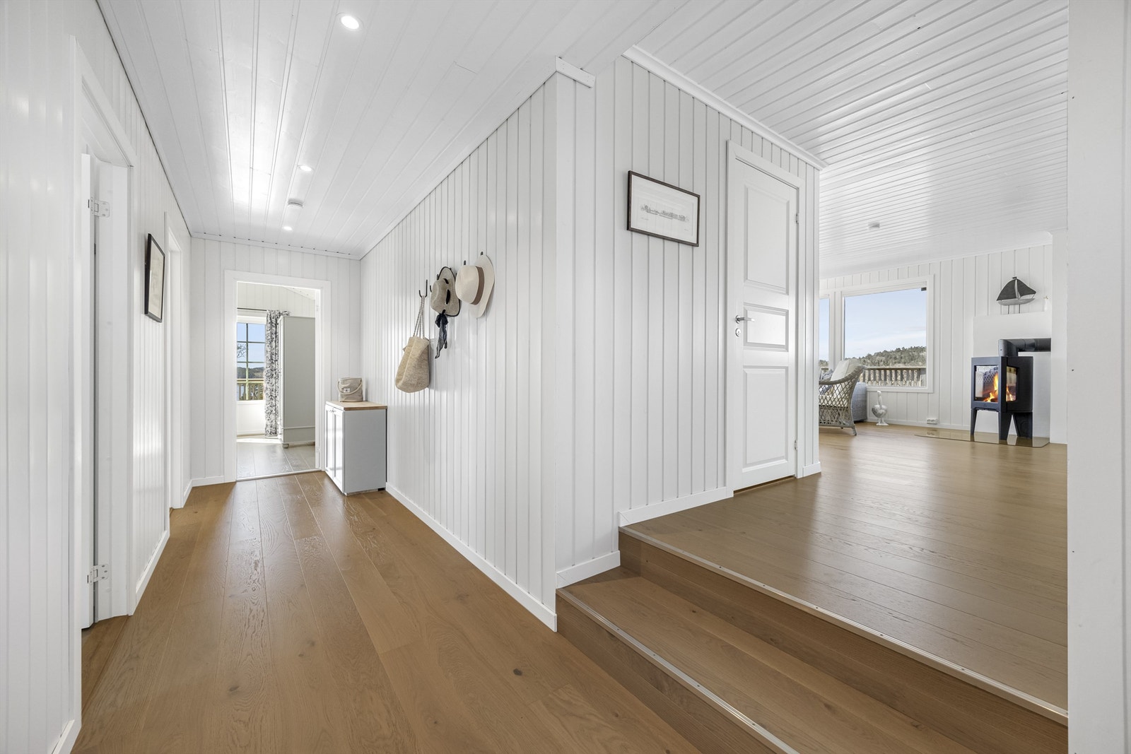 Gangen har downlights i himling og binder sammen soveromsavdelingen med stuen. Det er gjennomgående parkett i hele hytta. Galleribilde