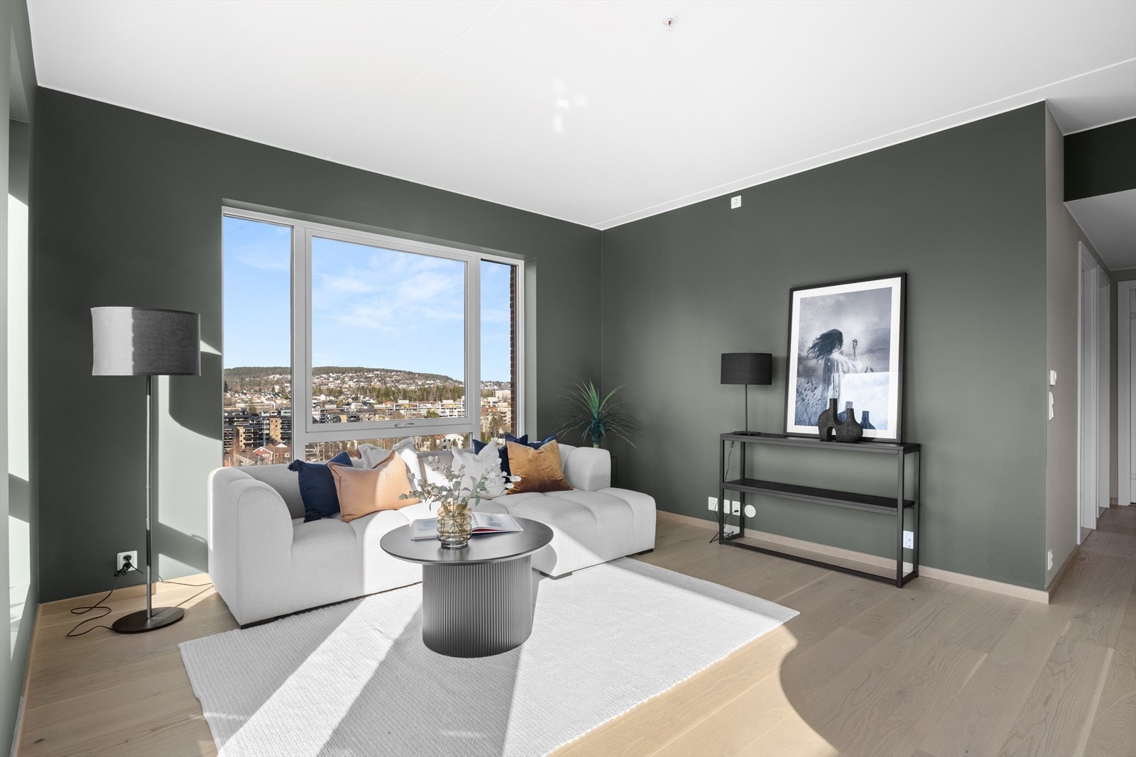 Lys og luftig stue med plass for både sofagruppe og spisebord Galleribilde