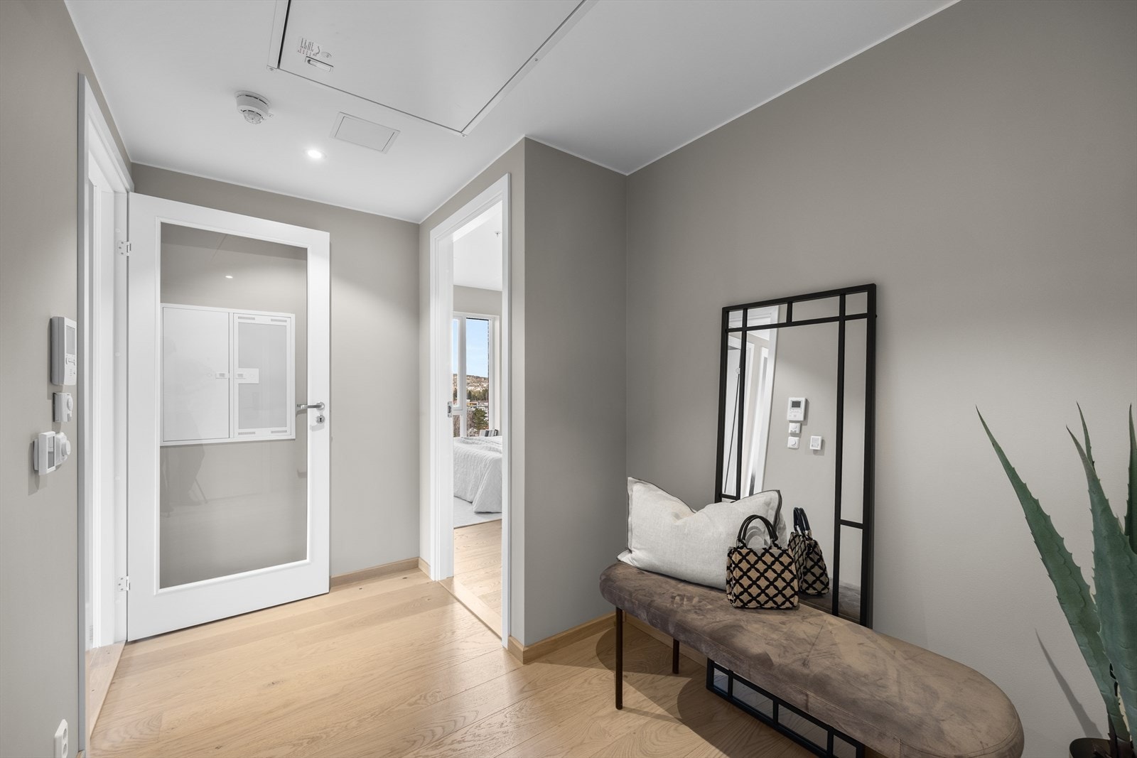 Romslig entré med god plass for garderobeløsning Galleribilde