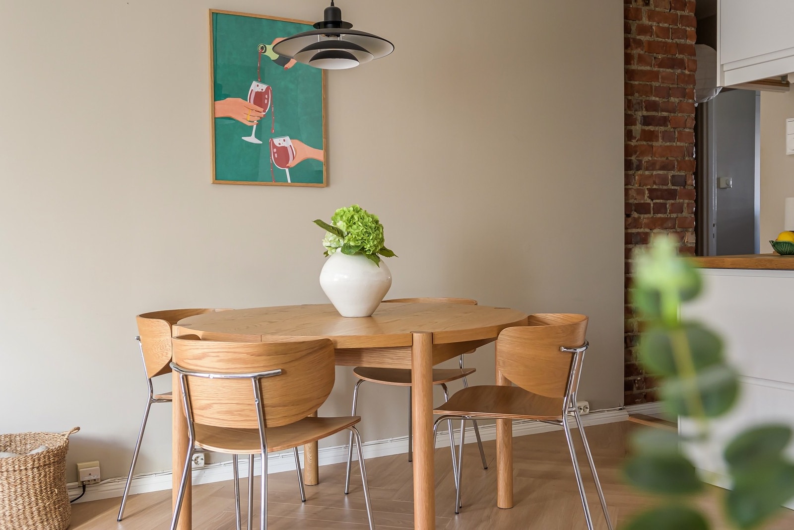 Det er god plass til spisestuebord Galleribilde