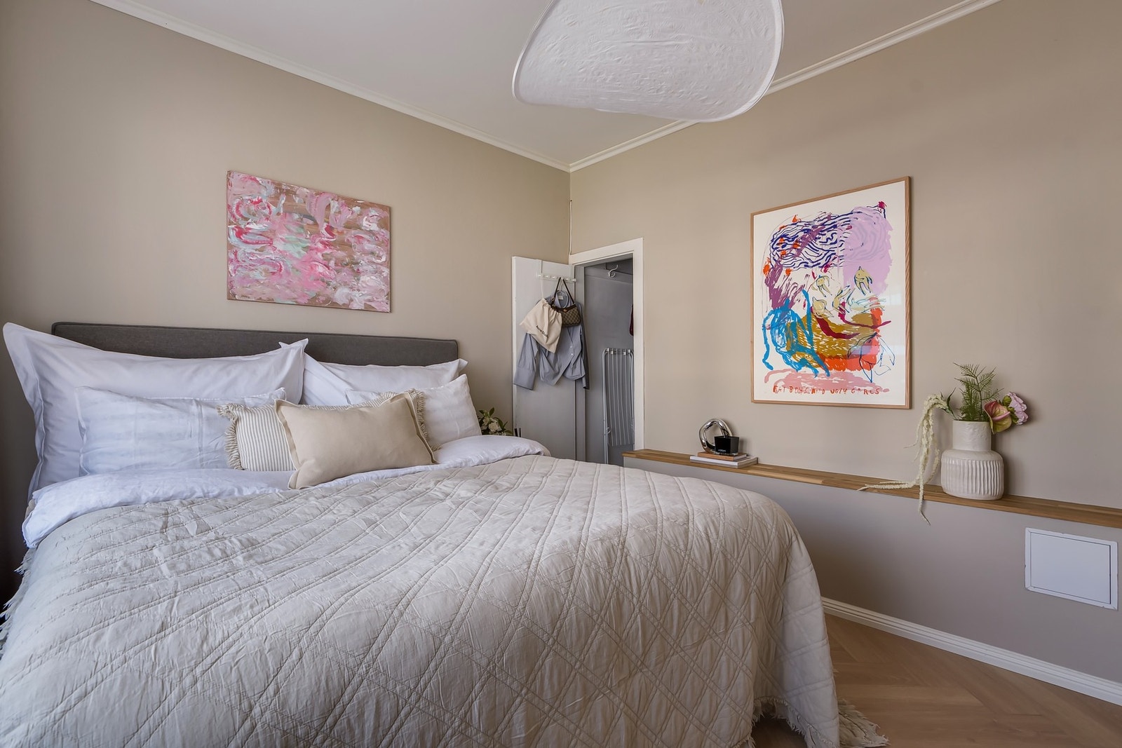 Rommet vender inn mot rolig bakgård Galleribilde