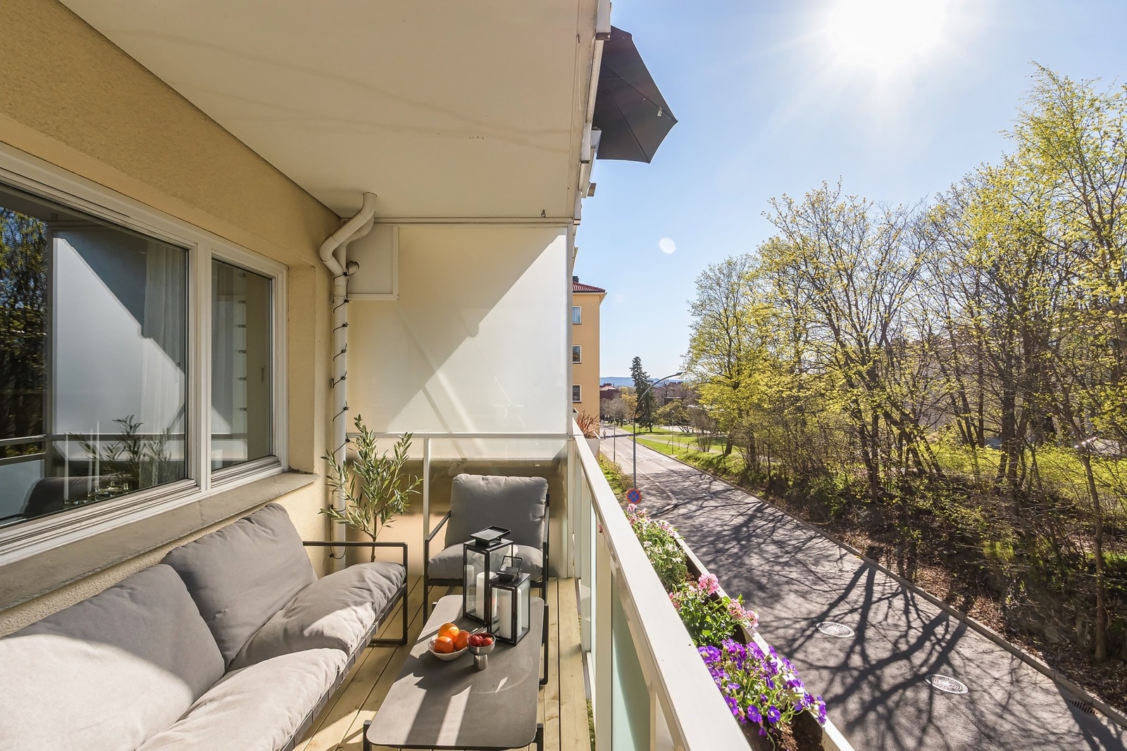 Balkongen vender mot lite trafikkert vei Galleribilde