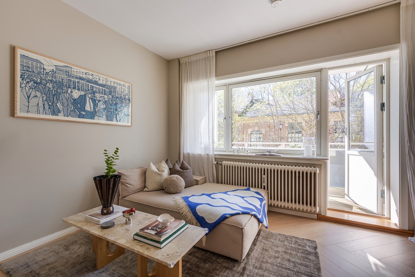 Stuen er malt i lyse farger og det er god plass til stor sofa Galleribilde
