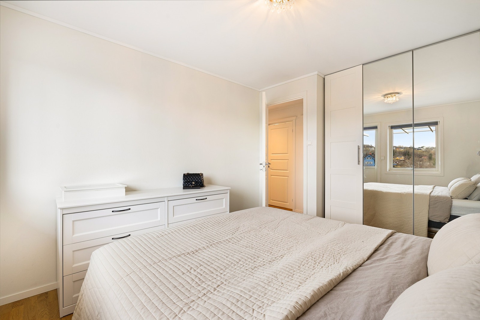 God oppbevaringsplass i skyvedørsgarderobe. Galleribilde