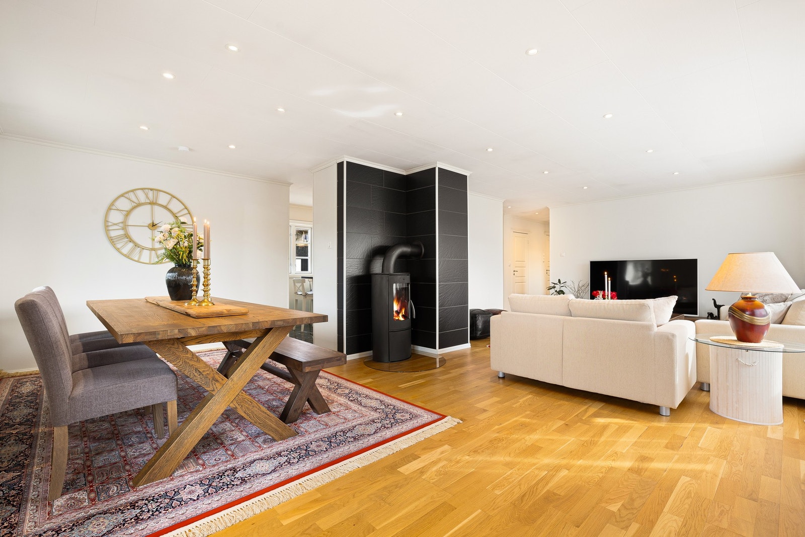 På spisestuen er det god plass til et langt spisebord og flere gjester. Galleribilde