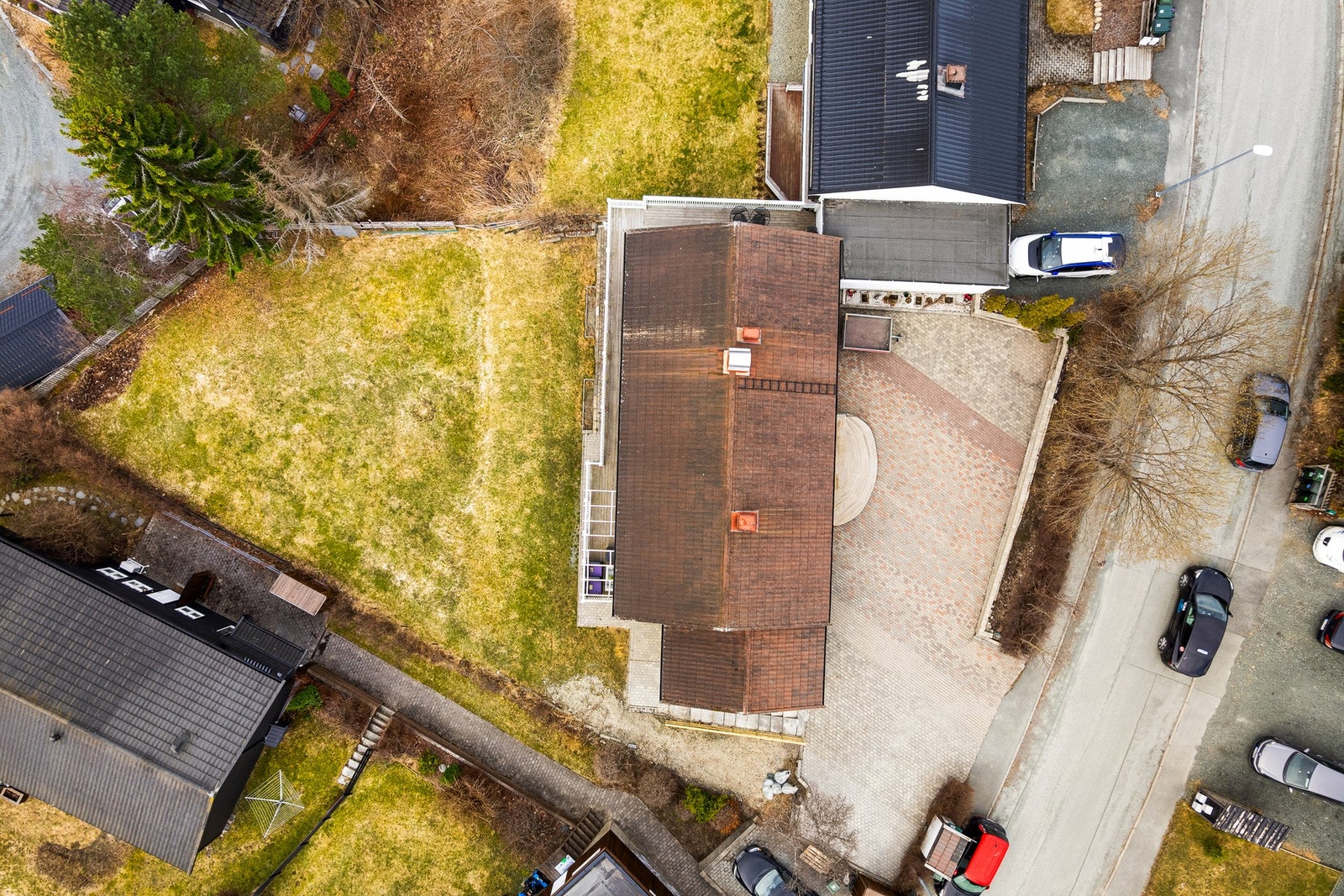 Tomten er på litt under 1 mål og har en pent opparbeidet, inngjerdet hage. Galleribilde