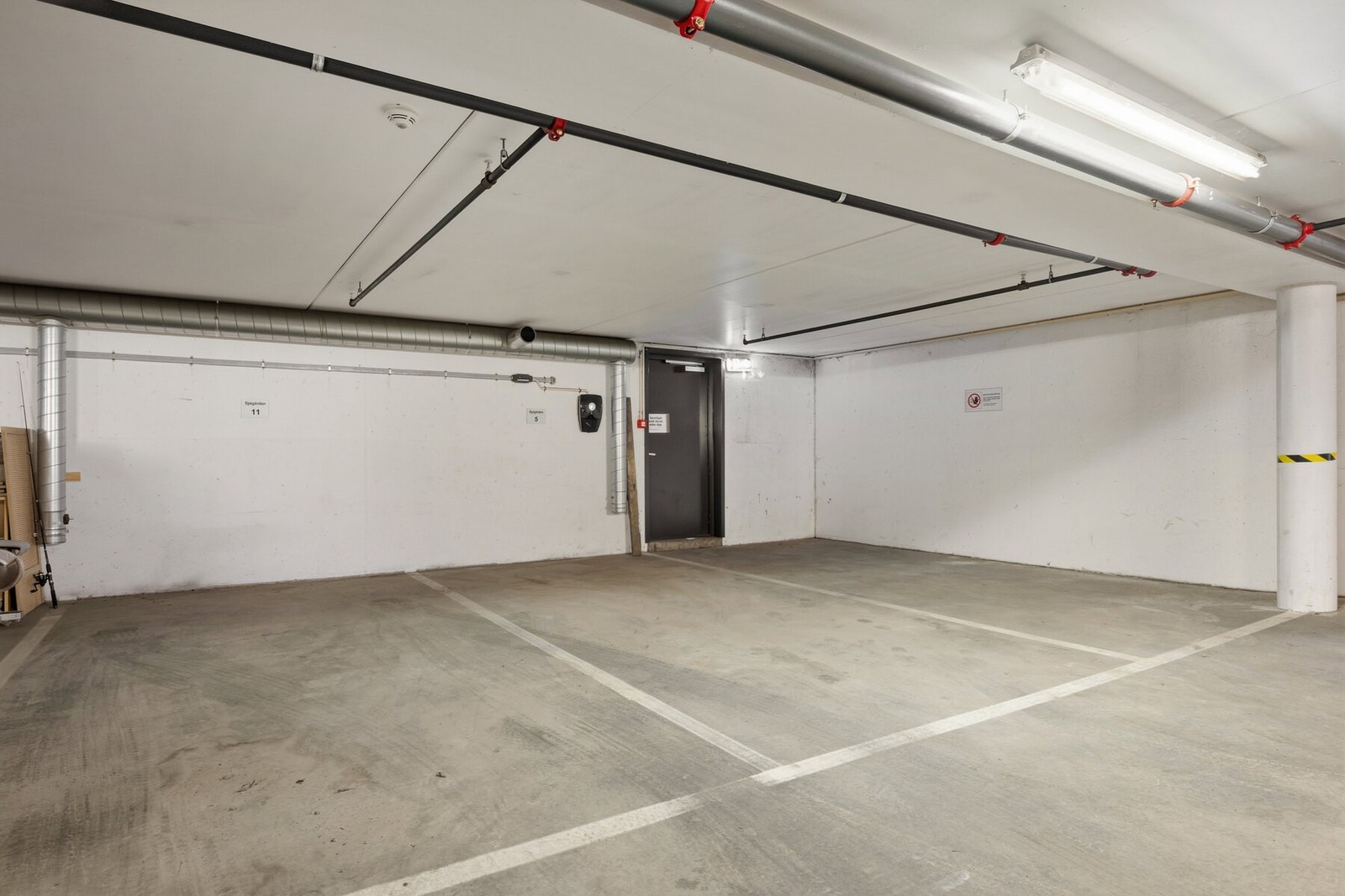 Garasjeplass i kjeller med elbillader. Galleribilde