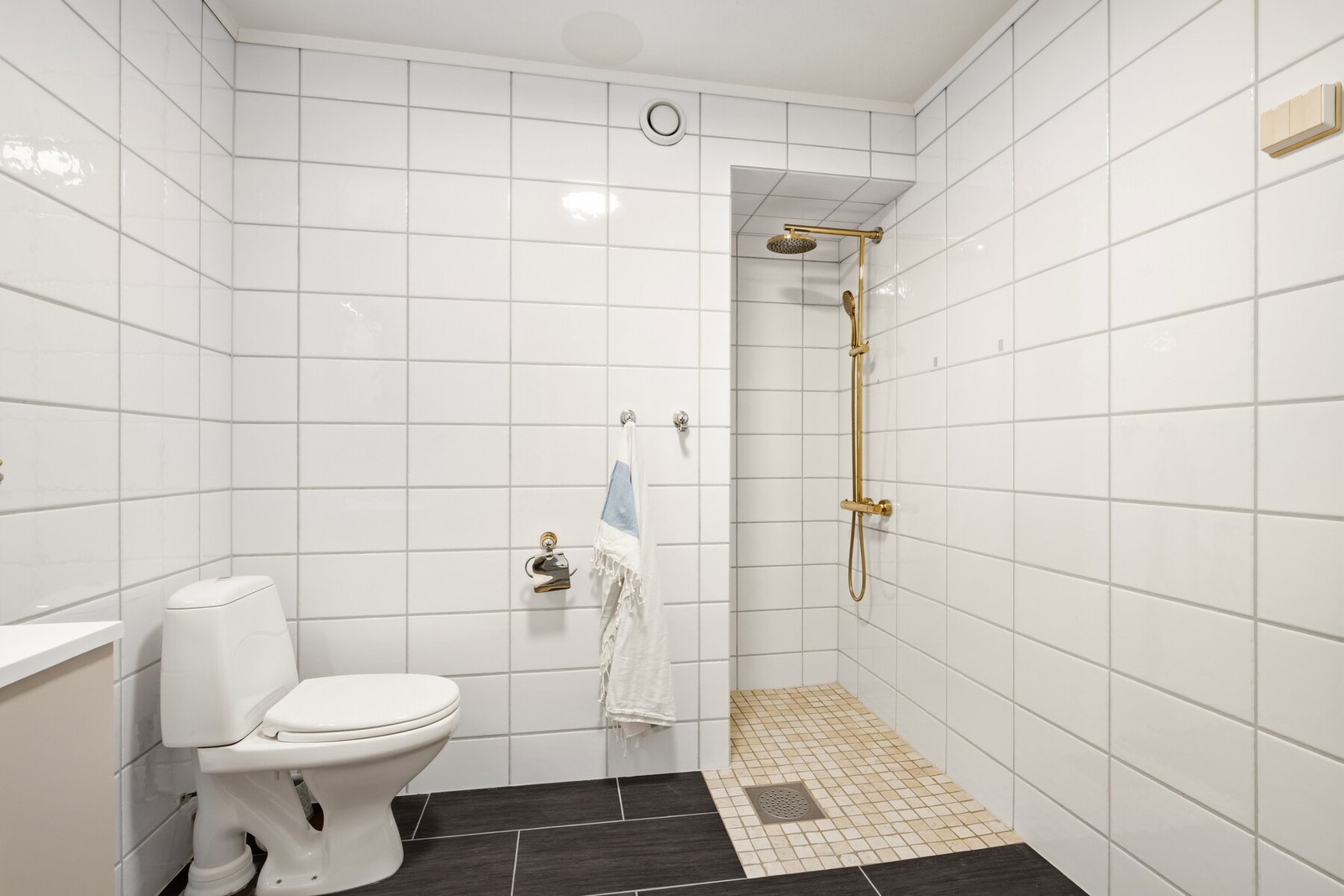 Dusjnisje med regndusj. Badet har opplegg for vaskemaskin. Galleribilde