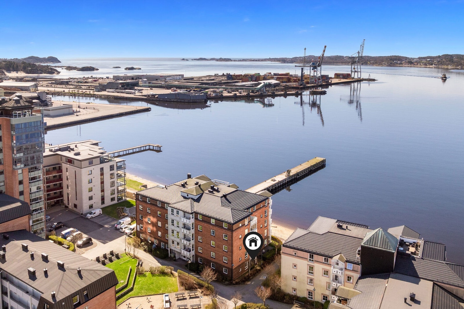 Dette er en attraktivt beliggende selveierleilighet i 1. etg. med flott utsikt over deler av Larviksfjorden. Galleribilde