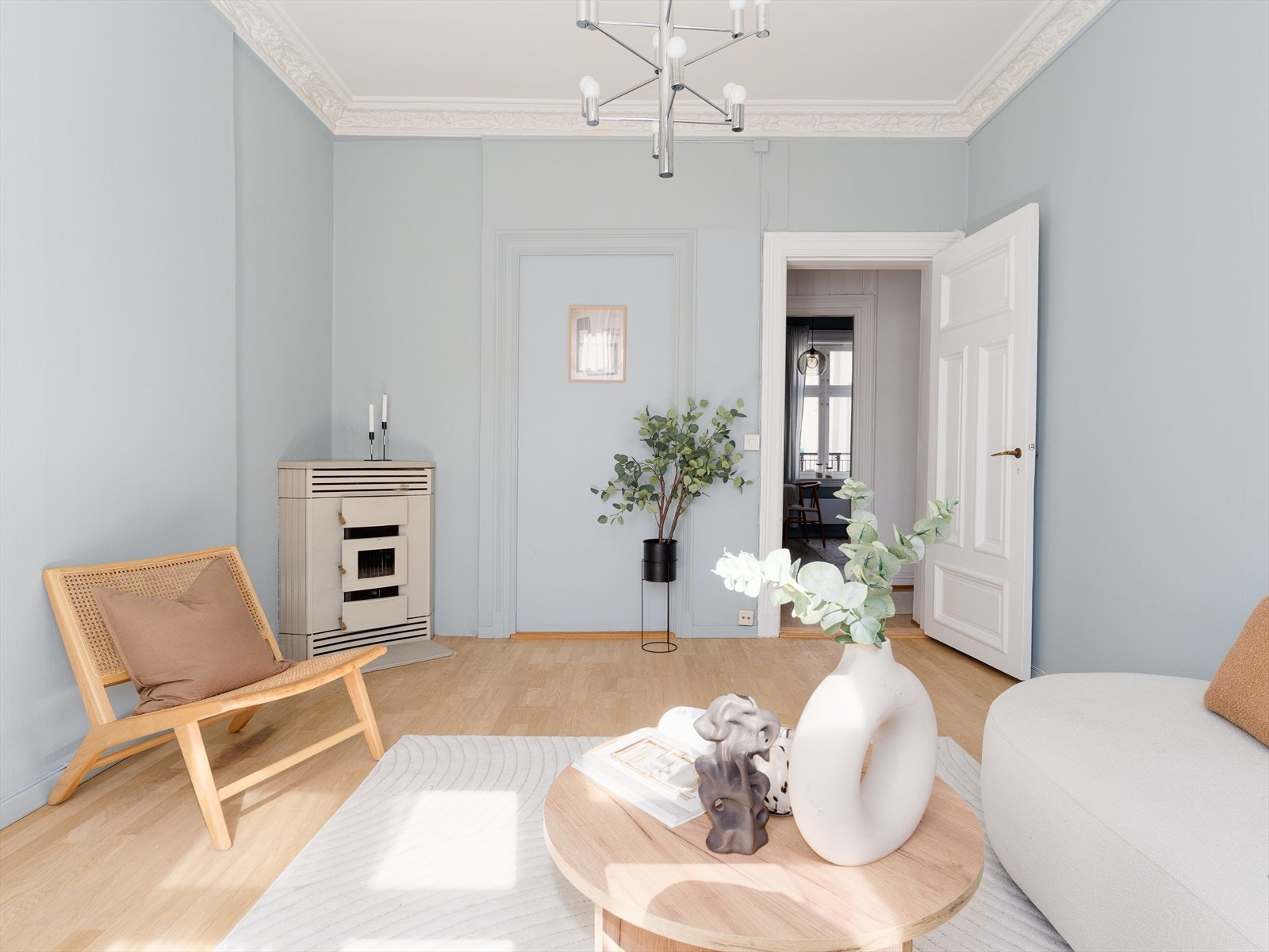 Stuen fremstår romslig, trivelig og enkel å møblere, med god plass til både sofagruppe, tv-bord og spisebord. Galleribilde