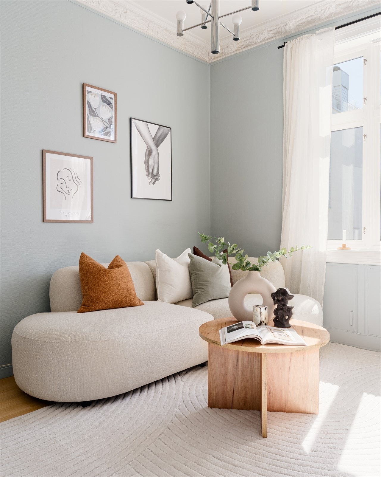De store vindusflatene slipper inn rikelig med naturlig lys og gir rommet en luftig og behagelig atmosfære. Galleribilde