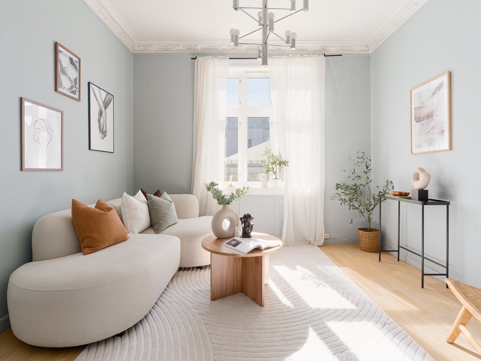 Innvendig preges leiligheten av klassiske detaljer som stukkatur, rosett og generøs takhøyde. Galleribilde