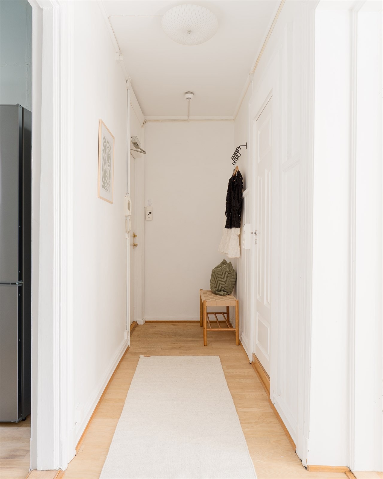 Entréen gir et lyst og innbydende førsteinntrykk, med lyse overflater, pent parkettgulv og god takhøyde. Galleribilde