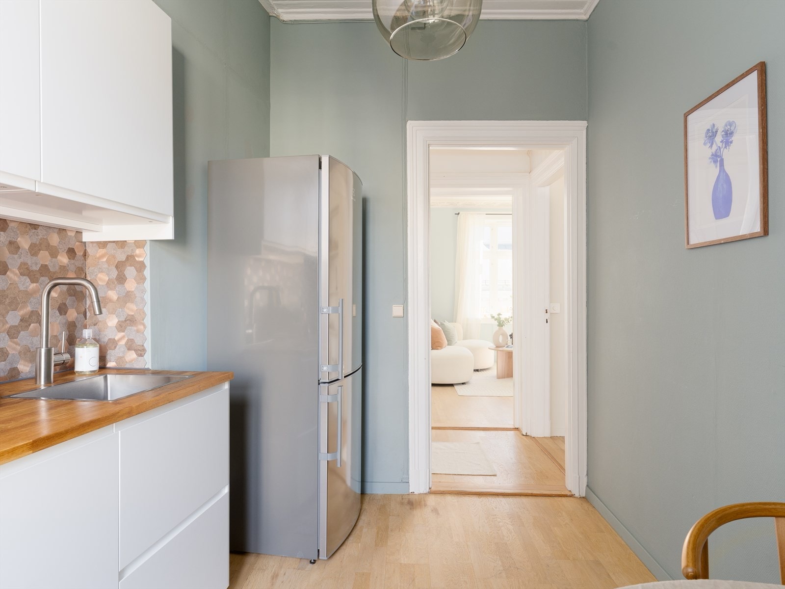 Kjøkkenet er utstyrt med hvitevarer, herunder kjøl/fryseskap, oppvaskmaskin, platetopp og stekeovn. Det er også opplegg for vaskemaskin på kjøkkenet. Galleribilde