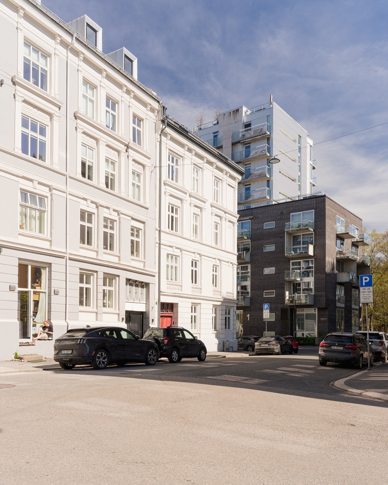 Her bor du med kort avstand til Kiellands Hus, Grünerløkka og St. Hanshaugen. Få meter fra boligen finnes det mange hyggelige kaféer og restauranter med uteservering, nærbutikker og treningssentre. Galleribilde