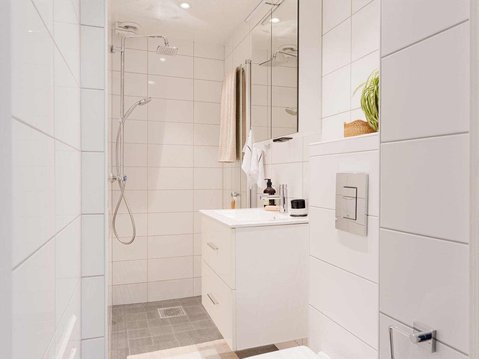 Badet fremstår lyst med flislagte overflater på vegger og gulv. Badet ble pusset opp i 2016. Galleribilde