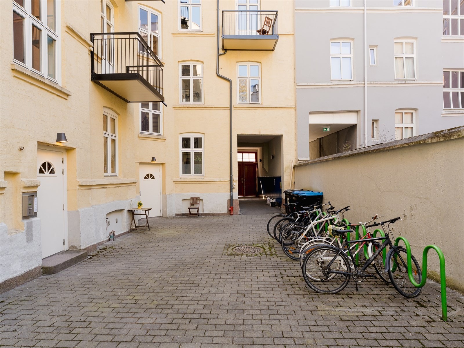 Bakgården byr på flere sykkelparkeringer. Galleribilde