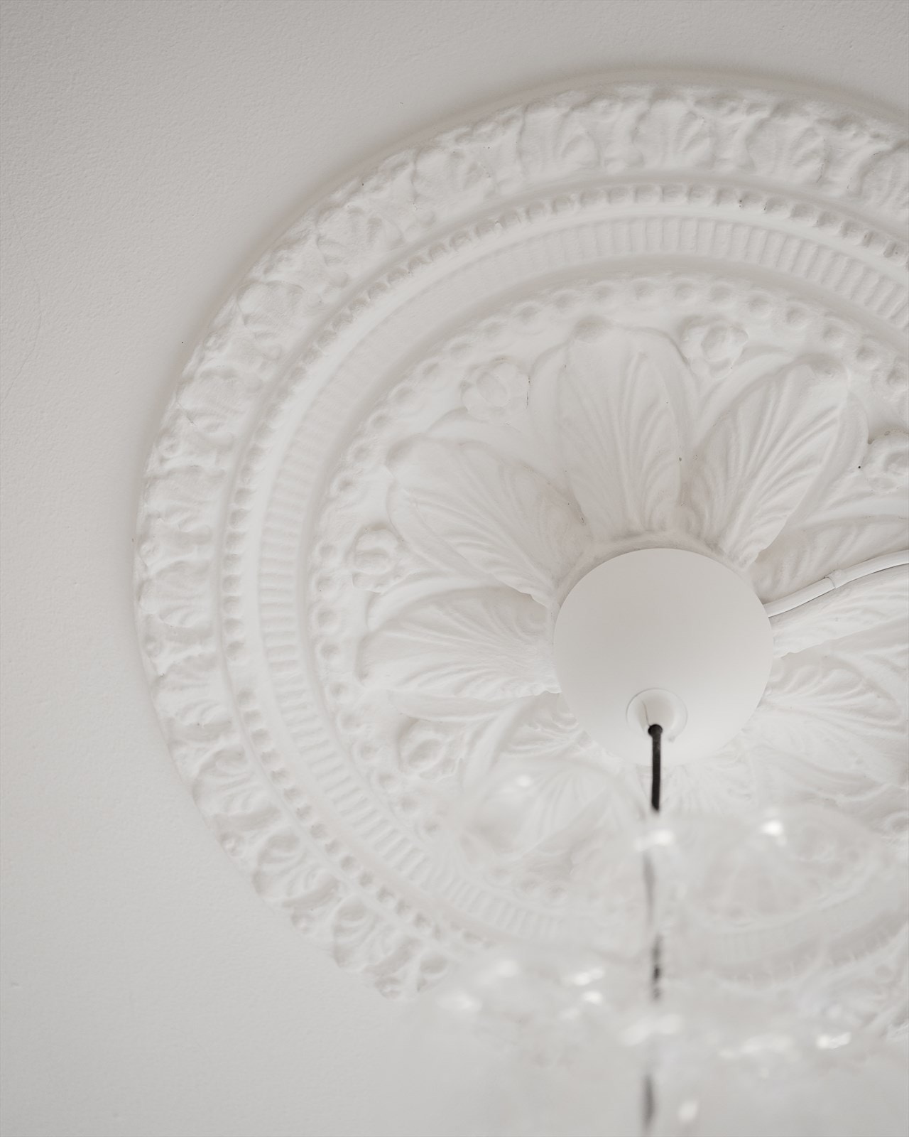Elegant rosett i taket på soverommet. Galleribilde