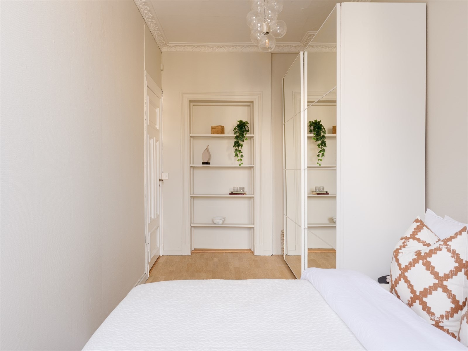 De lyse overflatene og det gode lysinnslippet gir soverommet et innbydende preg. Galleribilde