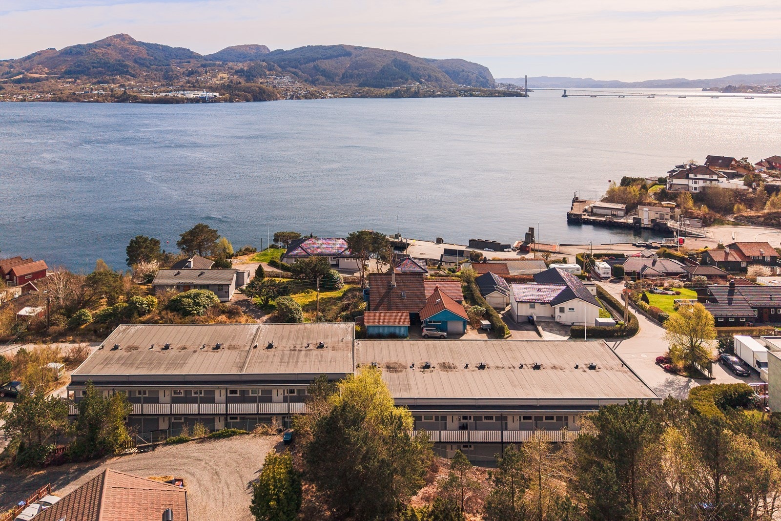 Idylliske omgivelser preger boligen og nabolaget. Galleribilde